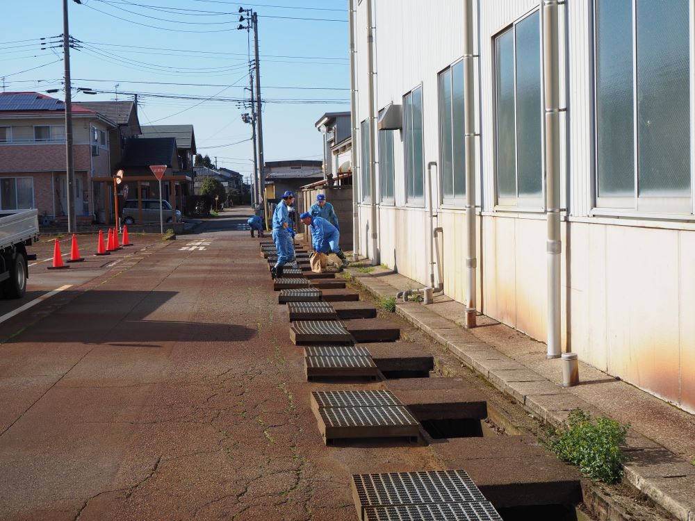 (株)井関新潟製造所　工場周辺の溝浚いを実施しました