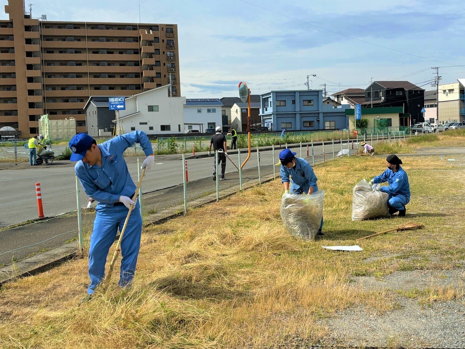 (株)井関松山製造所周辺の清掃活動を行いました