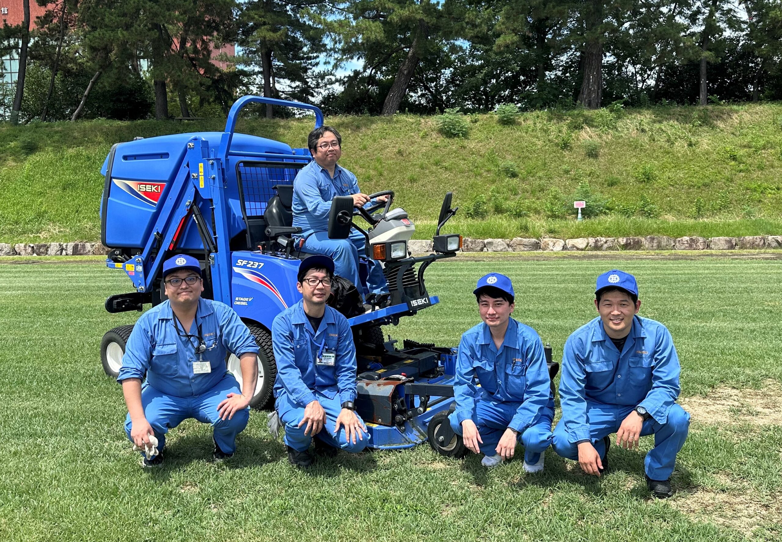 「パークサポーター」として城山公園（愛媛県松山市）の芝刈り清掃美化活動を実施しました