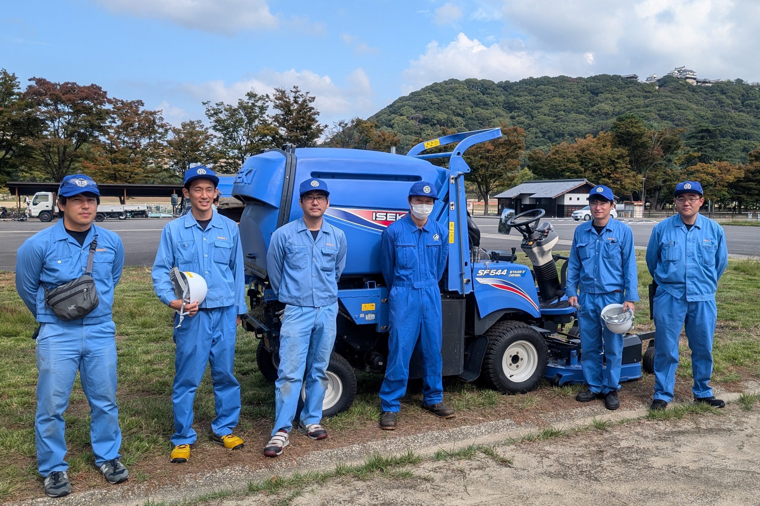 「パークサポーター」として城山公園（愛媛県松山市）の芝刈り清掃美化活動を実施しました